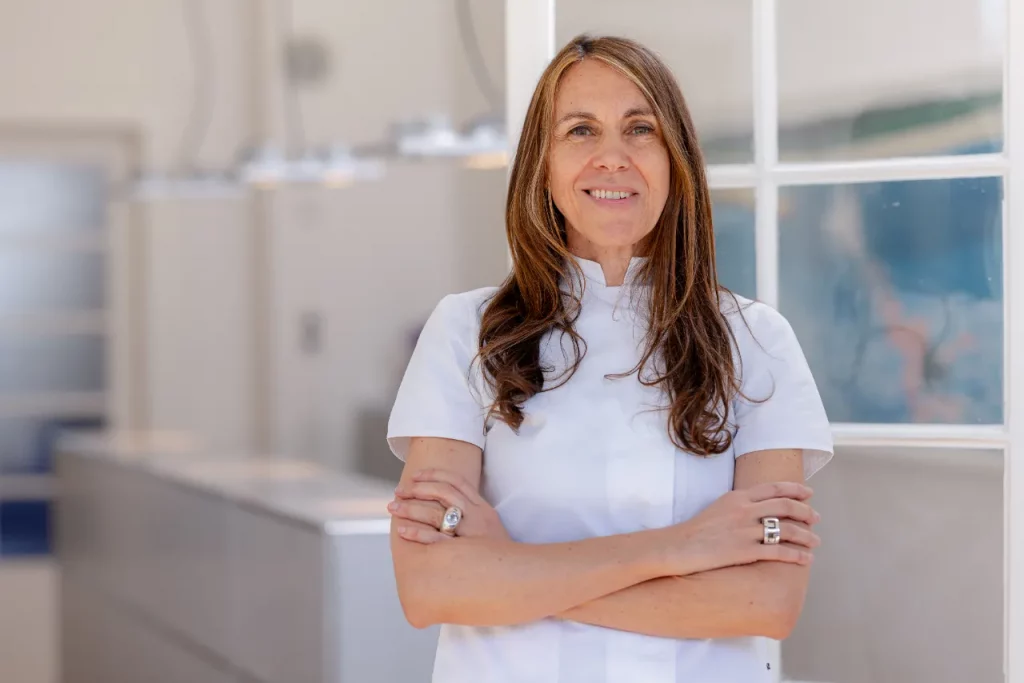 Porträt von Dr. Jelena Schmitz, Kieferorthopädin, in ihrer Praxis in Frankfurt-Sachsenhausen