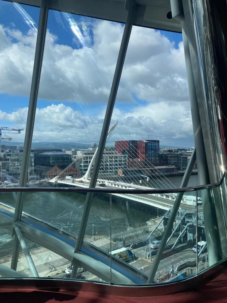Blick aus dem Kongresszentrum in Dublin auf die Samuel Beckett Bridge