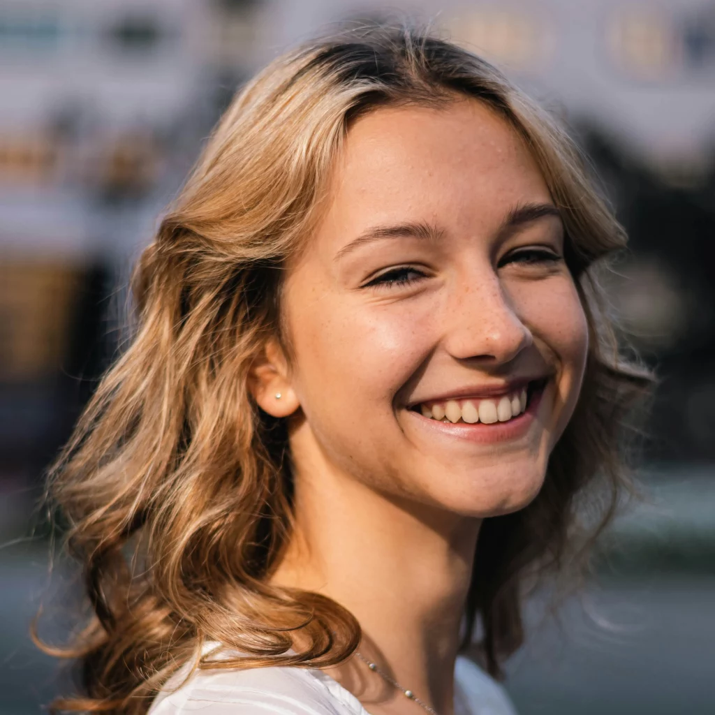 Lächelnde junge Frau